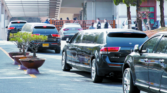 Funeral cars queue in front of Youngrak Crematorium in Gwangju in 2022. [YONHAP] 