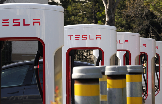 Tesla electric vehicles (EVs) charge at a Tesla Supercharger station in San Ramon, California, in February 2023. [EPA/YONHAP]