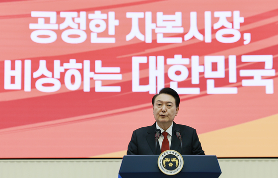 President Yoon Suk Yeol gives a speech at the Korea Exchange in western Seoul on Tuesday, the first trading day of 2024. [YONHAP]