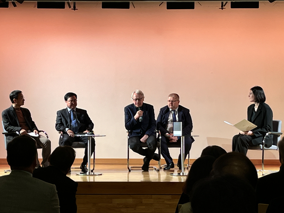 Alvydas Slepikas, center, author of novel “Mano vardas — Maryte [My name is Maryte]″ recently translated into Korean, speaks with an audience in Seoul on Dec. 6. [ESTHER CHUNG]