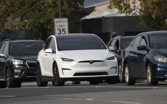 A Tesla car runs in San Mateo County, California on Dec. 13. Tesla said the company is recalling more than 2 million of its vehicles over autopilot safety issues after an investigation found its autopilot safety system was ″not sufficient to prevent driver misuse.″ [XINHUA/YONHAP] 