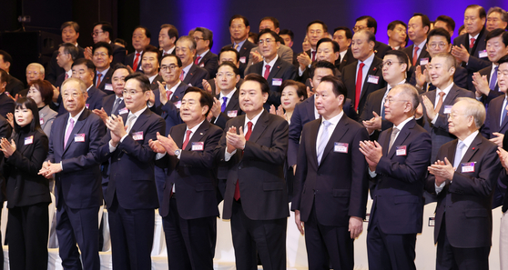 From right, Korea Enterprises Federation Chairman Sohn Kyung-shik, Hyundai Motor Group Executive Chair Euisun Chung, Korea Chamber of Commerce and Industry Chairman Chey Tae-won, President Yoon Suk Yeol, Korea Federation of Small and Medium Business Chairman Kim Ki-mun, Samsung Electronics Executive Chairman Lee Jae-yong and Federation of Korean Industries Chairman Ryu Jin clap during a New Year's greeting event in western Seoul on Tuesday. [PRESIDENTIAL OFFICE]  