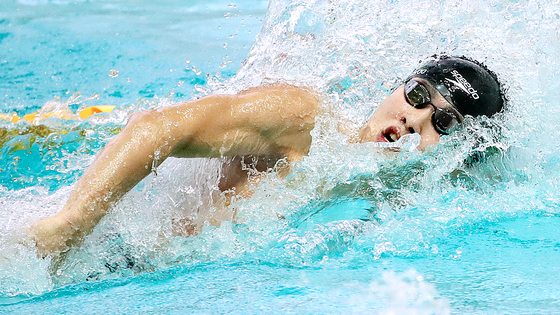 Hwang Sun-woo swims during the men's 200-meter freestyle at the Gwangju National Swimming Championships at Nambu University International Swimming Pool in Gwangju on Tuesday. [YONHAP] 
