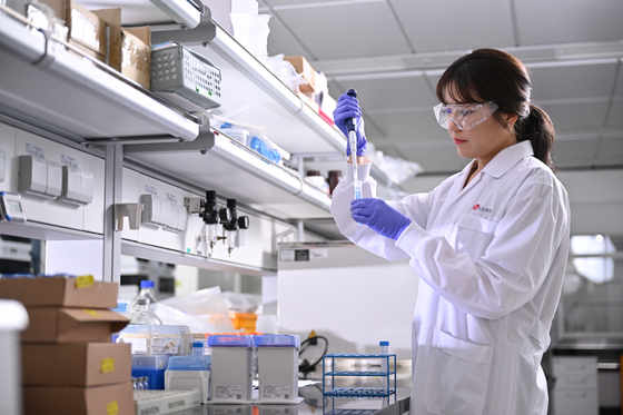 An LG Chem researcher conducts test [LG CHEM]