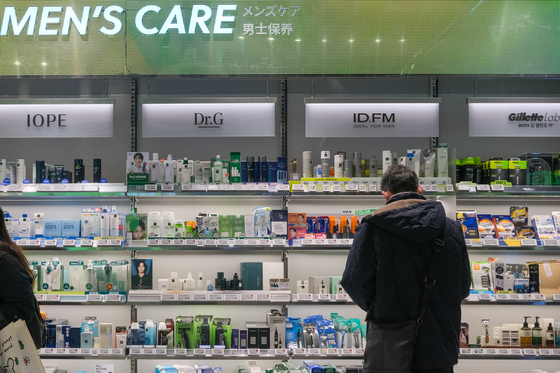 A customer stands in the men’s skincare section at a cosmetics store in Myeong-dong, Jung District, in central Seoul on Sunday. Korea's cosmetic industry is investing in men’s products as more men become interested in grooming. In 2022, Korea ranked No. 1 globally in annual purchases of men’s skincare products as Korean customers spent an average $9.60 per person, according to market researcher Euromonitor. [YONHAP] 