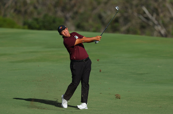 An Byeong-hun plays a shot on the fourth hole during the third round of The Sentry at Plantation Course at Kapalua Golf Club in Kapalua, Hawaii on Saturday.  [AFP/YONHAP]