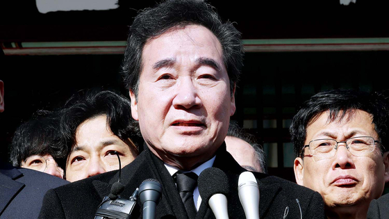 Former Chief of the Democratic Party (DP) and former Prime Minister Lee Nak-yon speaks after paying his tributes at May 18th National Cemetery in Gwangju on Sunday morning. [YONHAP]