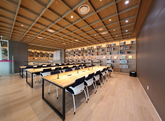 Mapo Naru Space in Mapo District, western Seoul, has study spaces that are open throughout the nighttime until 6:00 a.m. the next morning. [MAPO DISTRICT]