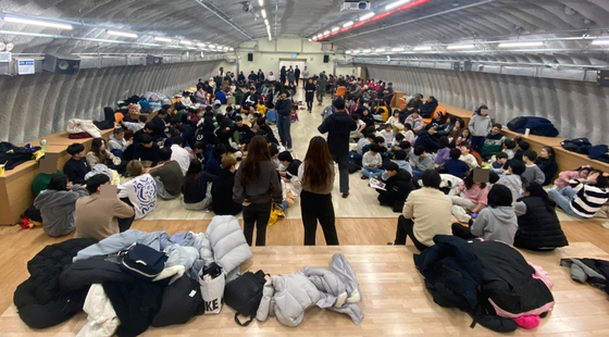 Yeonpyeong Island residents take cover in one of the eight shelters on the island on Friday. [ONGJIN COUNTY OFFICE/YONHAP]