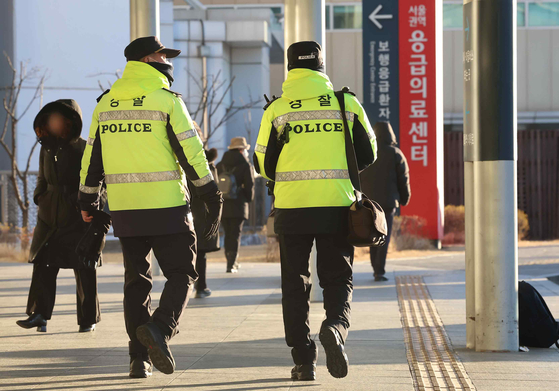 Police officers on Monday patrol Seoul National University Hospital, where Democratic Party chief Lee Jae-myung is recovering from an attack on Jan. 2. [YONHAP]