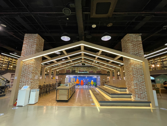 Seoul Business Agency runs Seoul Animation Center in Myeongdong, central Seoul, whose first floor House of Cartoon is open to the public for free with more than 30,000 comic books. [SEOUL BUSINESS AGENCY]