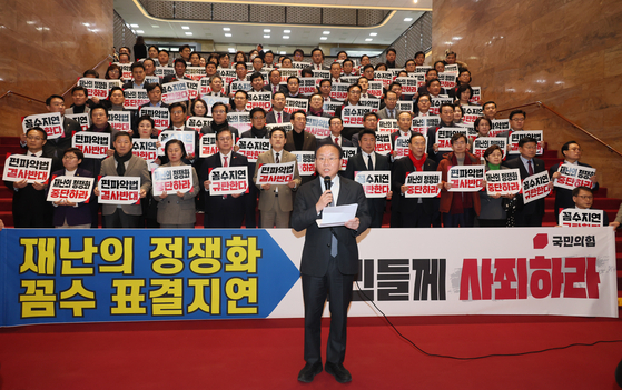 Yun Jae-ok, floor leader of the People Power Party (PPP), condemns the Democratic Party’s Itaewon Disaster Special Act as contributing to political strife as PPP lawmakers hold a protest after boycotting the vote at the National Assembly in Yeouido, western Seoul on Tuesday. The two parties failed to reach compromise in negotiations over the bill earlier that day. [YONHAP]