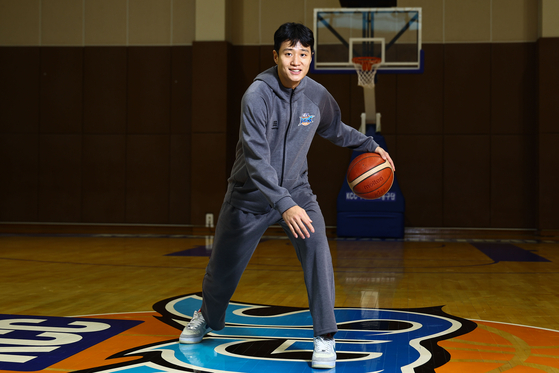 Busan KCC Egis Heo Ung poses for a photo during an interview with the JoongAng Ilbo in Yongin, Gyeonggi on Dec. 28, 2023. [JOONGANG ILBO] 