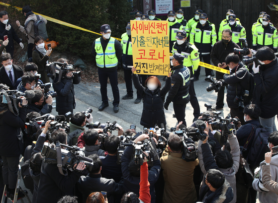 A woman holds picket protest in front of Shincheonji Peace Palace in Gapyeong, Gyeonggi, arguing that she lost contact with her daughter after she has taken into Shincheonji Church of Jesus. [NEWS1] 