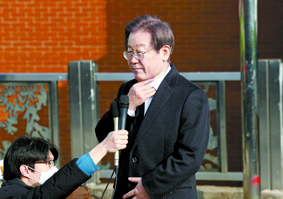 Democratic Party (DP) leader Lee Jae-myung speaks to reporters as he is discharged from Seoul National University Hospital in Jongno District, central Seoul, Wednesday, after he was stabbed in the neck last week. [YONHAP] 