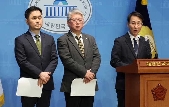 From left, Democratic Party Reps. Cho Eung-cheon, Lee Won-wook and Kim Jong-min hold a press conference at the National Assembly in western Seoul on Wednesday to announce their departure from the party. [YONHAP]