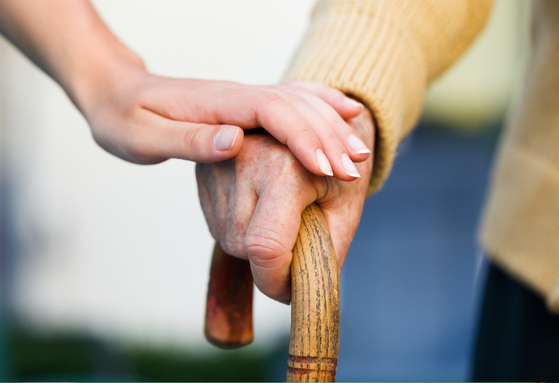 Korean women on average lived to the age of 90.7 while men lived to 86.3, according to the Korea Insurance Development Institute (KIDI)’s experience mortality table released Sunday.[SHUTTERSTOCK]