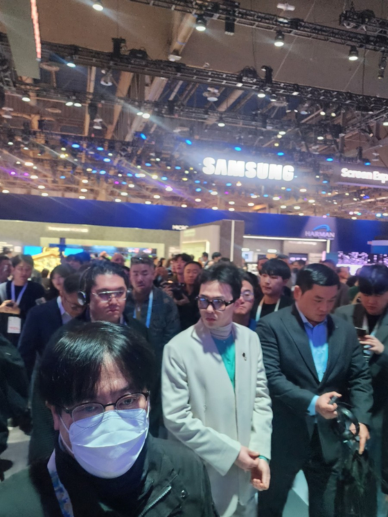 G-Dragon takes a tour of the Samsung Electronics booth at CES 2024. [JIN EUN-SOO]