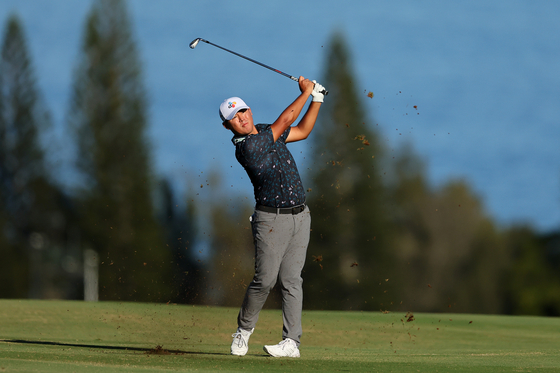 Kim Si-woo plays an approach shot on the fourth hole during the final round of The Sentry at Plantation Course at Kapalua Golf Club in Kapalua, Hawaii on Jan. 7.  [GETTY IMAGES]
