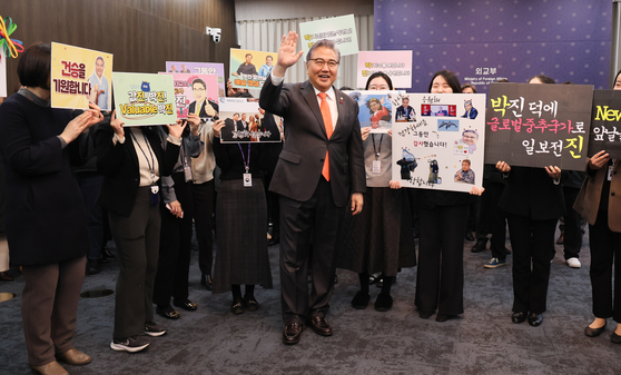 Park Jin waves with staff members at the Foreign Ministry in Seoul on Wednesday after he gave his farewell speech concluding his foreign ministership, which began in May 2022. [NEWS1]