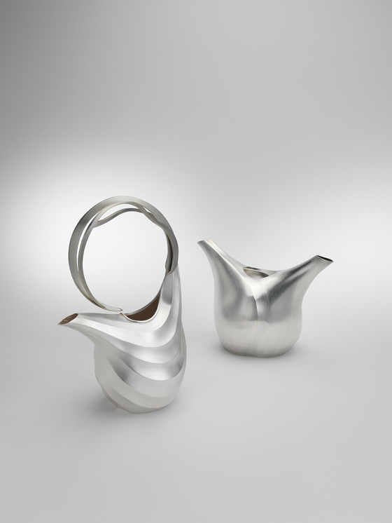 ″Watering II″ (2011), left, and ″Sharing″ (2012) by Kim Dong-hyun [SEOUL MUSEUM OF CRAFT ART]