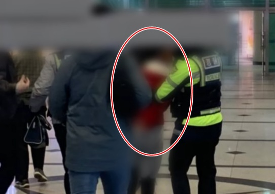 A woman being escorted by police at Jukjeon subway station in Gyeonggi on March 3 after stabbing three subway passengers with a sashimi knife. [YTN CAPTURE]