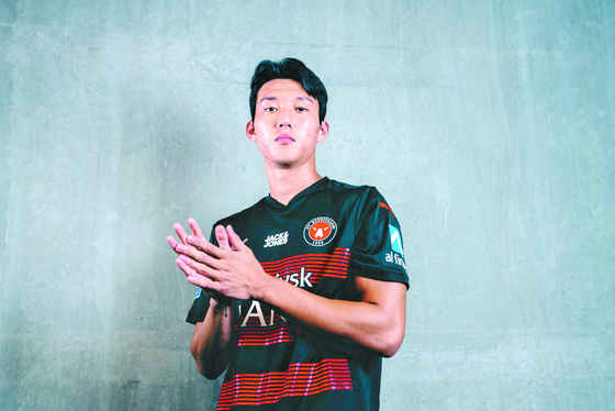 Korean center-back Lee Han-beom poses in an FC Midtjylland shirt after signing with the club on Aug. 28, 2023. [FC MIDTJYLLAND]