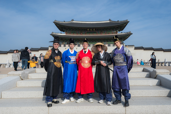 Elevator Boys pose for photos at Gyeongbok Palace in Jongno District, central Seoul, on Dec. 10 [KOREA TOURSIM ORGANIZATION]