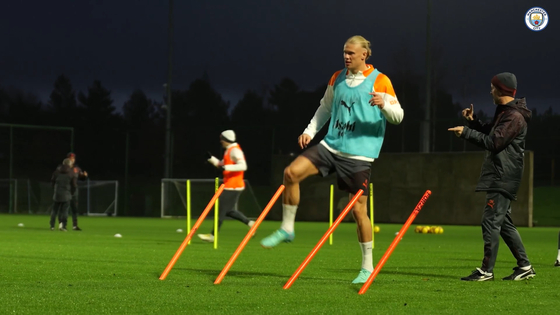Manchester City's Erling Haaland trains after being sidelined for injury. [ONE FOOTBALL] 