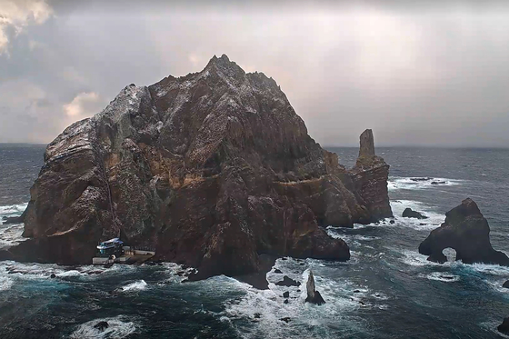 Dokdo islets after snowfall on Dec. 21. [YONHAP] 