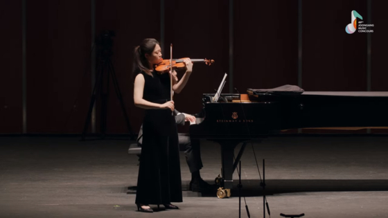 A performer competes in the violin category of the JoongAng Music Concours last year at Mapo Art Center in Mapo District, western Seoul. [JOONGANG PHOTOS]