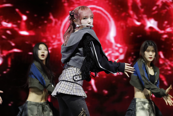 Singer Yena performs during a press showcase held Monday at Yes24 Live Hall in eastern Seoul. [NEWS1]