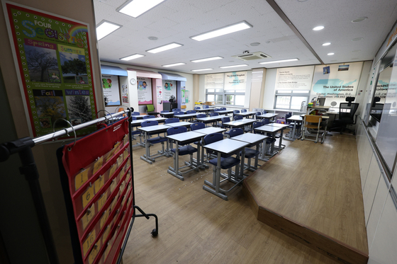 Seo2 Elementary School’s classroom is empty on Sep. 4 in 2023, 49 days after a 25-year-old first-time teacher at the school took her life in July. The day was dubbed “the day public education stopped,” where the majority of public school teachers called in sick or went on leave to show their resentment against continuing harassment from students’ parents. [NEWS1]