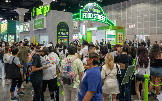 K-pop fans visit CJ CheilJedang's bibigo Food Street during KCON 2022 LA held from Aug. 19 through 21, 2022. [CJ CHEILJEDANG]