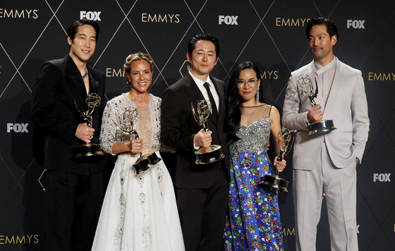 From left, actors Young Mazino, Maria Bello, Steven Yeun, Ali Wong, and Joseph Lee hold awards as they pose together at the 75th Primetime Emmy Awards in Los Angeles on Tuesday. [REUTERS/YONHAP]