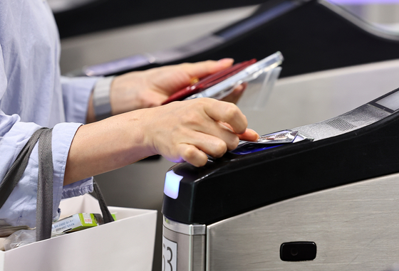 A person taps in with a transit card to enter Seoul Station in central Seoul on Sept. 11. [NEWS1]