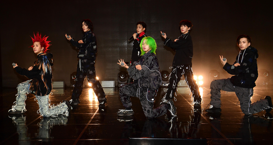 Boy band DXMON poses for the camera during the band's debut showcase held Wednesday in southern Seoul [SSQ ENTERTAINMENT]