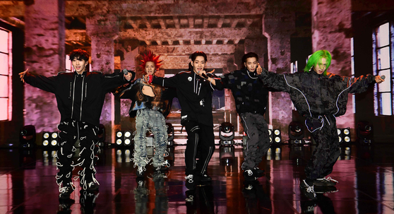 Boy band DXMON performs during the band's debut showcase held Wednesday in southern Seoul. [SSQ ENTERTAINMENT]