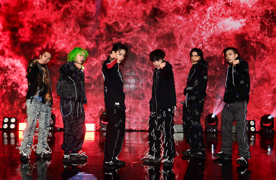 Boy band DXMON poses for the camera during the band's debut showcase held Wednesday in southern Seoul [SSQ ENTERTAINMENT]