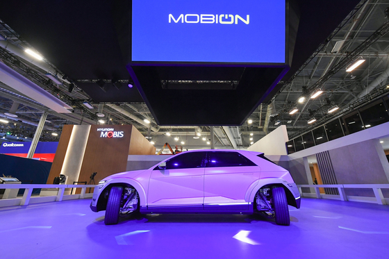 Hyundai Mobis' Mobion EV moves sideways like a crab. [HYUNDAI MOBIS]