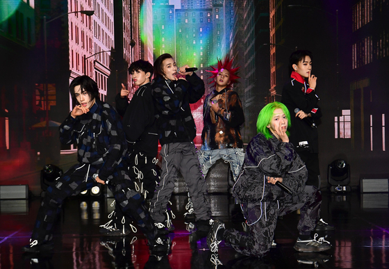 Boy band DXMON poses for the camera during the band's debut showcase held Wednesday in southern Seoul [SSQ ENTERTAINMENT]