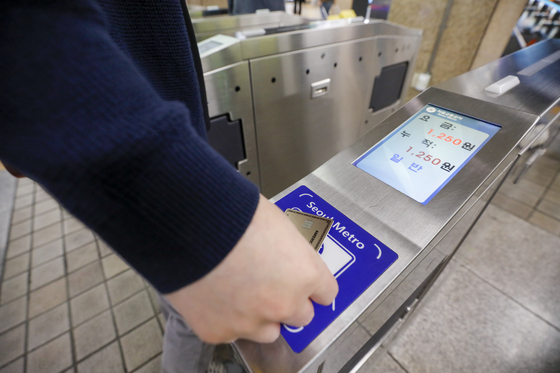 A citizen tapping their transportation card to pass through a subway station in downtown Seoul. [NEWS1]