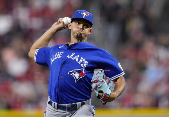 Then-Toronto Blue Jays relief pitcher Jordan Hicks throws during the team's baseball game against the Cincinnati Reds in Cincinnati, Aug. 18, 2023. [AP/YONHAP]