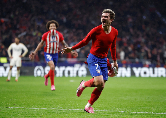 Atletico Madrid's Antoine Griezmann celebrates scoring a goal during a Copa del Rey Round of 16 match against Real Madrid at Metropolitano Stadium in Madrid, Spain on Thursday. [REUTERS/YONHAP] 