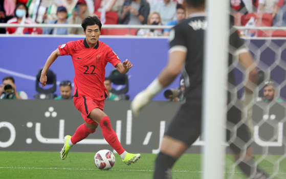 Seol Young-woo breaks through during Korea's Group E match against Jordan at the 2023 AFC Asian Cup at Altumama Stadium in Doha, Qatar on Jan. 20. [NEWS1]