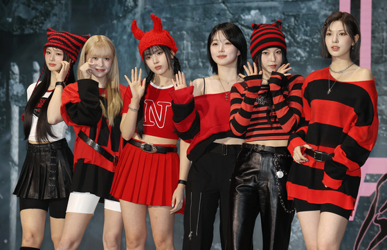 Girl group NMIXX poses for a photo during a press showcase held for the group's new EP, ″Fe3O4: Break," in Songpa District, southern Seoul, on Jan. 15. [YONHAP] 