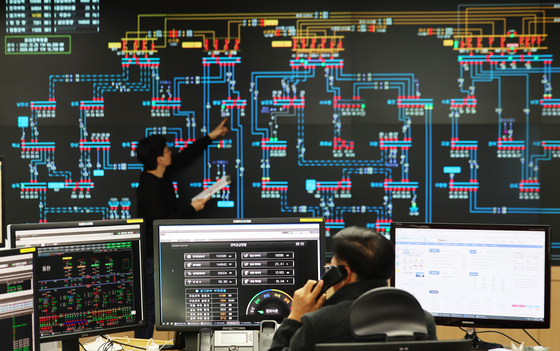 Officials monitor power supply and demand at the regional office of Korea Electric Power Corporation in Suwon, Gyeonggi, on Monday. Power demand is increasing amid a cold wave. [YONHAP]