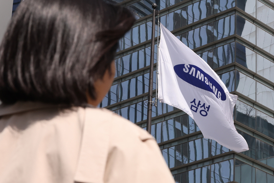 A woman stands in front of Samsung Electronics headquarters at Seocho District, southern Seoul. As of June last year, Samsung Electronics ranked first among domestic companies in the number of employees, with 124,070 workers. [NEWS1]