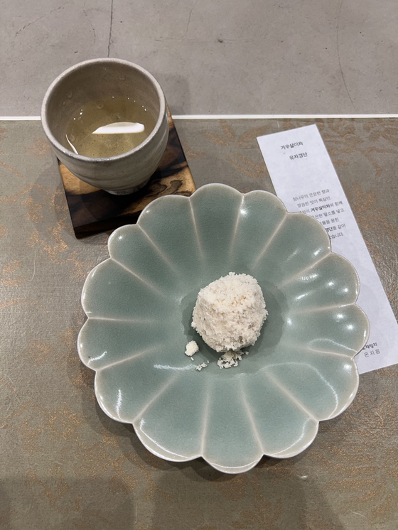 Tea and tea food prepared by Onjium, a research institute of traditional Korean culture [SEO JEONG-MIN] 
