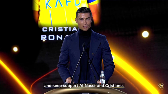 Cristiano Ronaldo receives the Fan’s Favourite Player of the Year at the 2023 Globe Soccer Award in Dubai. [ONE FOOTBALL] 